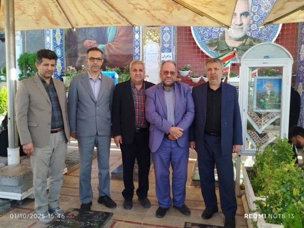 ادای احترام رئیس بسیج اساتید دانشگاه فرهنگیان کشور به مقام شهید حاج قاسم سلیمانی 4