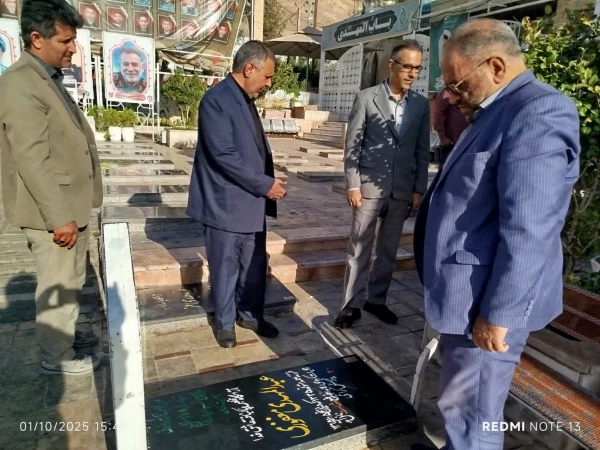 ادای احترام رئیس بسیج اساتید دانشگاه فرهنگیان کشور به مقام شهید حاج قاسم سلیمانی 5