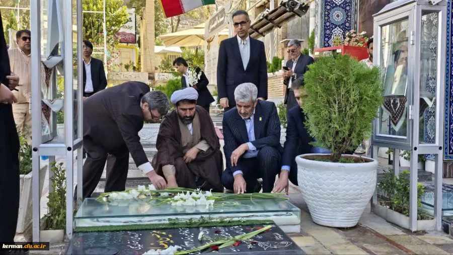 ادای احترام ریاست دانشگاه فرهنگیان کشور به مقام شهید حاج قاسم سلیمانی 2