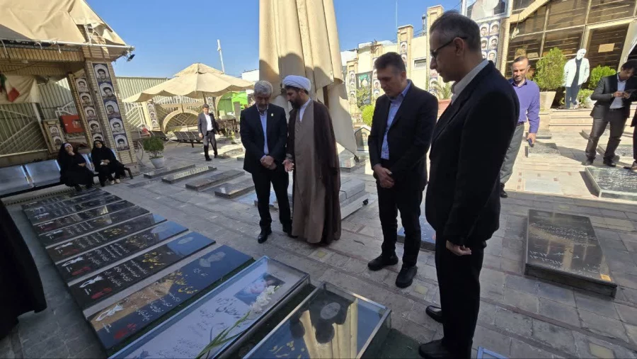 ادای احترام ریاست دانشگاه فرهنگیان کشور به مقام شهید حاج قاسم سلیمانی 3