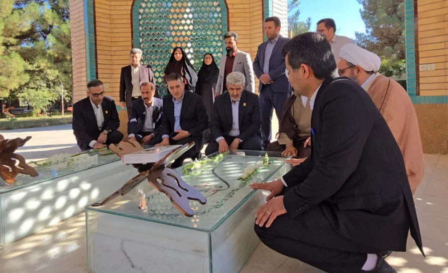 ادای احترام رئیس دانشگاه فرهنگیان کشور به شهدای گمنام دانشگاه فرهنگیان کرمان 4