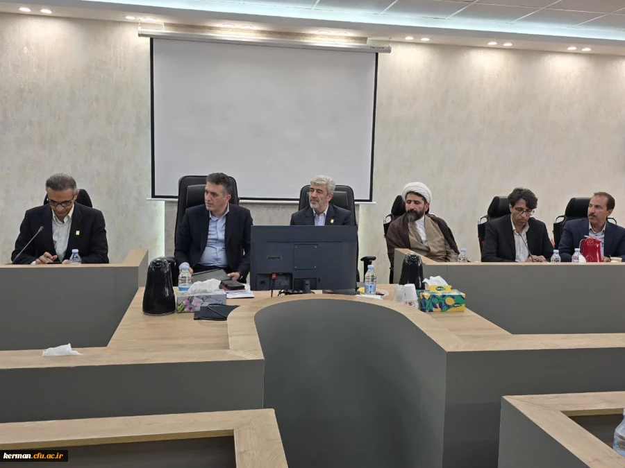 نشست صمیمی رئیس دانشگاه فرهنگیان کشور با اعضای هیئت علمی ،کارکنان و دانشجومعلمان دانشگاه فرهنگیان استان کرمان 5