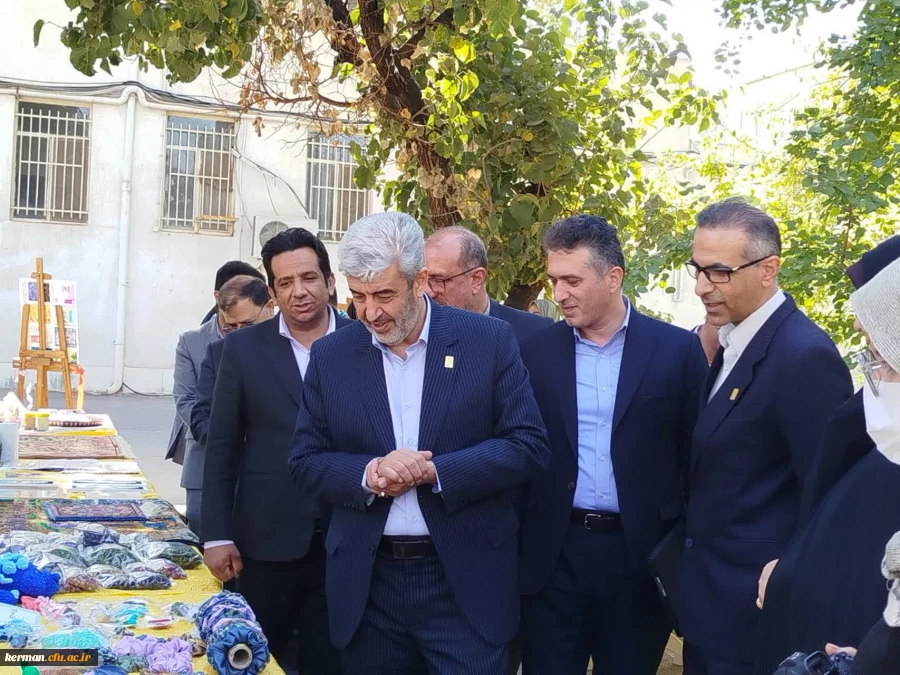 باحضور دکتر برزوئی رئیس دانشگاه فرهنگیان کشور درکرمان انجام شد: افتتاح بازارچه دانشجویی صنایع دستی، طراحی،غذاهای خانگی و محصولات حجاب 3