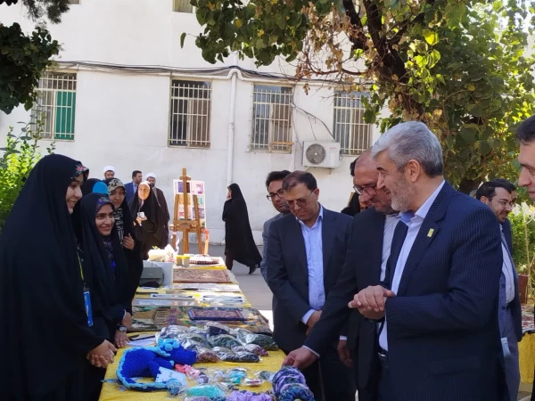 باحضور دکتر برزوئی رئیس دانشگاه فرهنگیان کشور درکرمان انجام شد: افتتاح بازارچه دانشجویی صنایع دستی، طراحی،غذاهای خانگی و محصولات حجاب 5