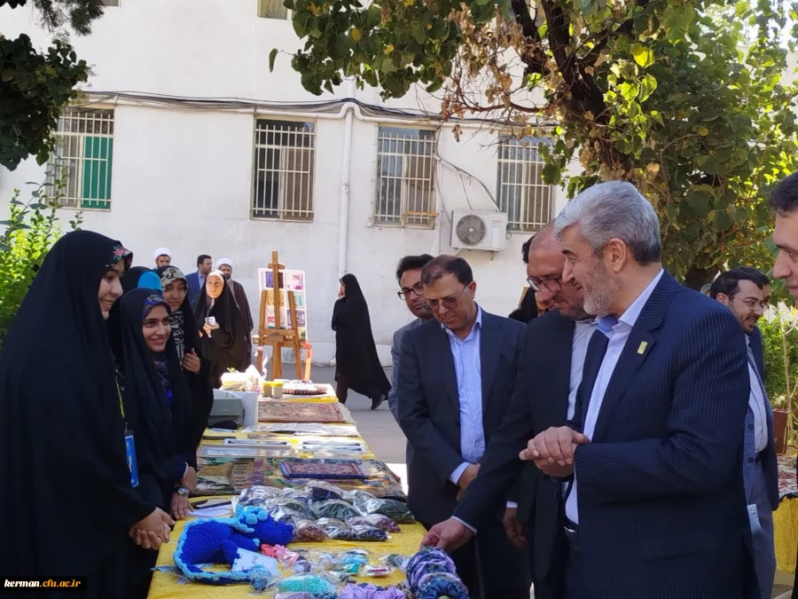 باحضور دکتر برزوئی رئیس دانشگاه فرهنگیان کشور درکرمان انجام شد: افتتاح بازارچه دانشجویی صنایع دستی، طراحی،غذاهای خانگی و محصولات حجاب 5