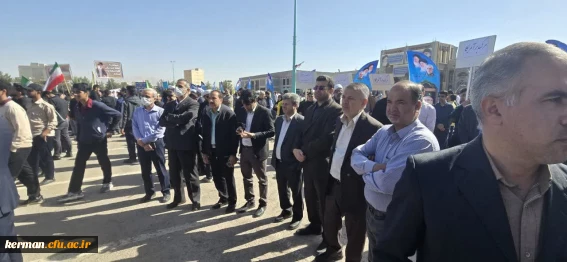حضور مسئولین، اساتید، کارکنان و دانشجو معلمان دانشگاه فرهنگیان استان کرمان در راهپیمایی یوم الله ۱۳آبان 4