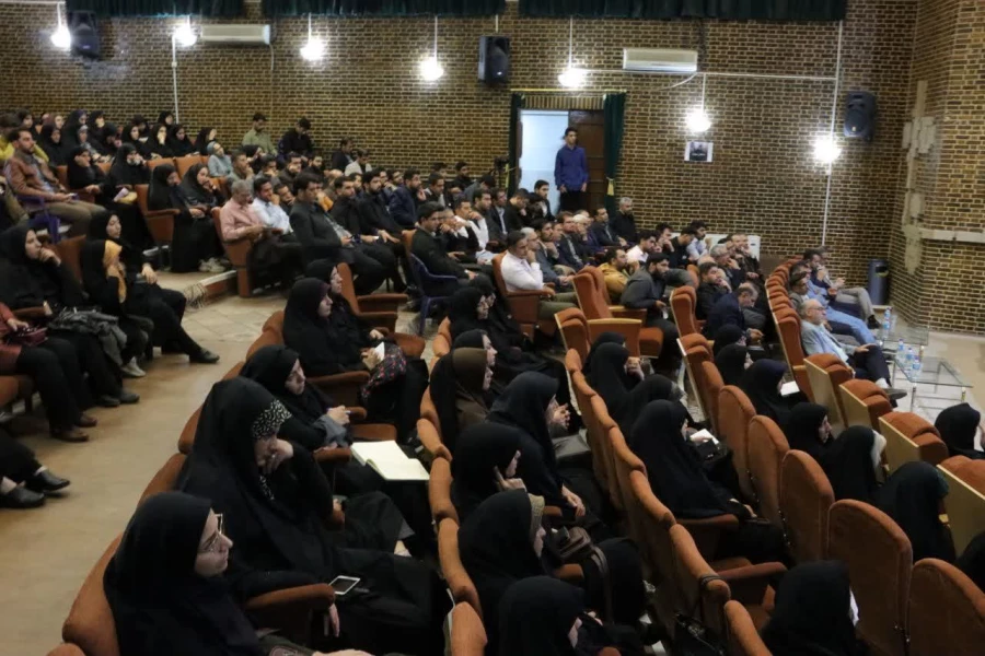 با حضور معاون سیاسی سپاه پاسداران انقلاب اسلامی؛ 
نشست تبیینی با محوریت وقایع جنگ دوازده روزه در دانشگاه فرهنگیان کرمان برگزار شد. 2