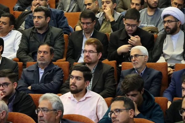 با حضور معاون سیاسی سپاه پاسداران انقلاب اسلامی؛ 
نشست تبیینی با محوریت وقایع جنگ دوازده روزه در دانشگاه فرهنگیان کرمان برگزار شد. 2