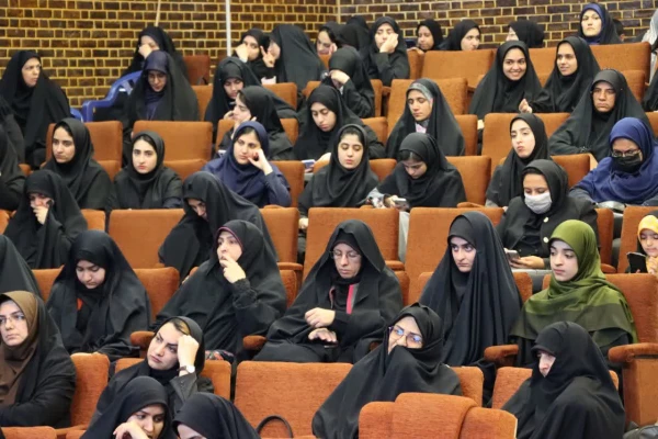 با حضور معاون سیاسی سپاه پاسداران انقلاب اسلامی؛ 
نشست تبیینی با محوریت وقایع جنگ دوازده روزه در دانشگاه فرهنگیان کرمان برگزار شد. 2