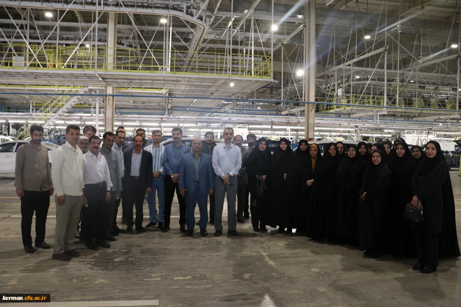 بازدید اعضای هیئت علمی و کارکنان دانشگاه فرهنگیان کرمان از مجموعه خودروسازی بم 3