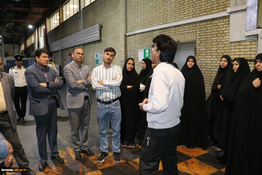 بازدید اعضای هیئت علمی و کارکنان دانشگاه فرهنگیان کرمان از مجموعه خودروسازی بم 5