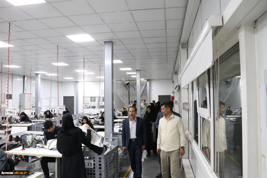 بازدید اعضای هیئت علمی و کارکنان دانشگاه فرهنگیان کرمان از مجموعه خودروسازی بم 8