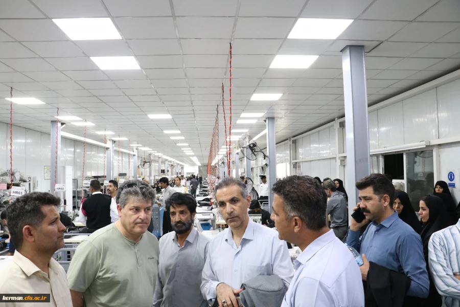 بازدید اعضای هیئت علمی و کارکنان دانشگاه فرهنگیان کرمان از مجموعه خودروسازی بم 9