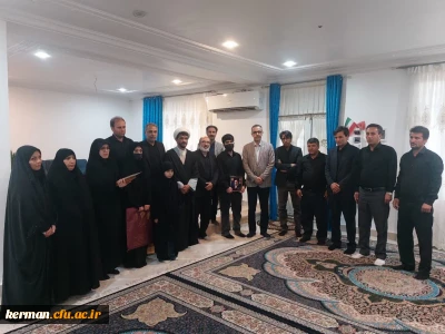 دیدار روسای دانشگاه های فرهنگیان کرمان و هرمزگان با خانواده شهید ناخدا مسلمی مهنی

روسای دانشگاه های فرهنگیان استان کرمان و هرمزگان طی یک برنامه مشترک با حضور در خانه شهید ناخدا اصغر مسلمی مهنی با اعضای خانواده شهید و فرزند دانشجو معلم ایشان خانم فاطمه مسلمی مهنی دیدار کردند.