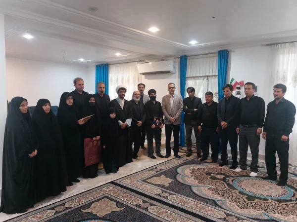 روسای دانشگاه های فرهنگیان استان کرمان و هرمزگان طی یک برنامه مشترک با حضور در خانه شهید ناخدا اصغر مسلمی مهنی با اعضای خانواده شهید و فرزند دانشجو معلم ایشان خانم فاطمه مسلمی مهنی دیدار کردند. 2