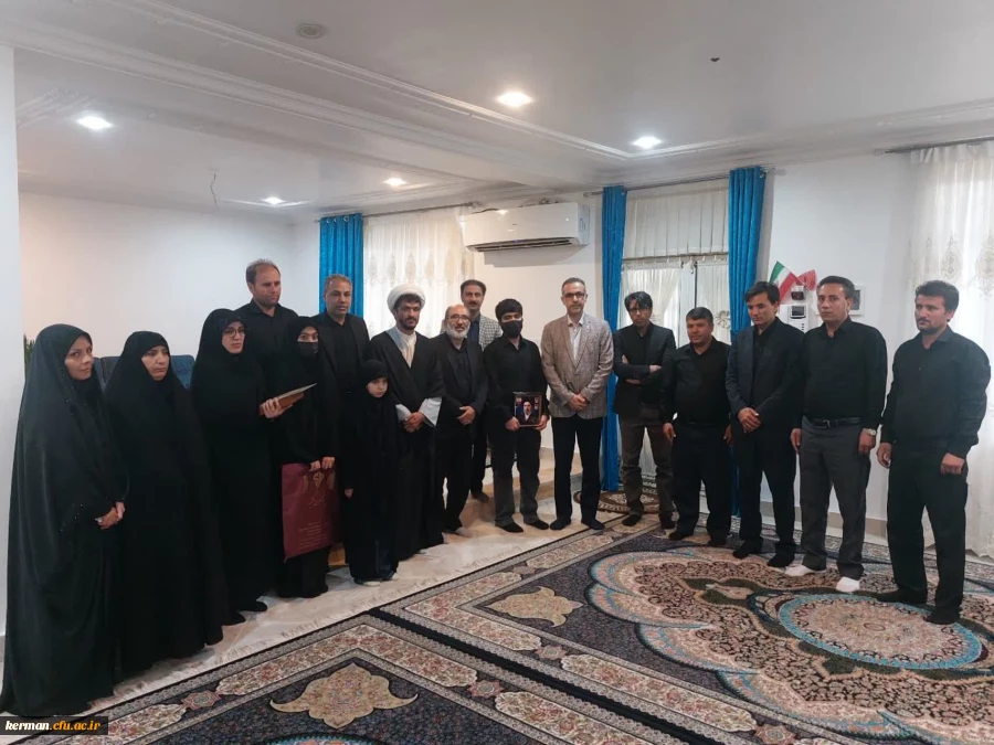 روسای دانشگاه های فرهنگیان استان کرمان و هرمزگان طی یک برنامه مشترک با حضور در خانه شهید ناخدا اصغر مسلمی مهنی با اعضای خانواده شهید و فرزند دانشجو معلم ایشان خانم فاطمه مسلمی مهنی دیدار کردند. 2
