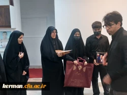 روسای دانشگاه های فرهنگیان استان کرمان و هرمزگان طی یک برنامه مشترک با حضور در خانه شهید ناخدا اصغر مسلمی مهنی با اعضای خانواده شهید و فرزند دانشجو معلم ایشان خانم فاطمه مسلمی مهنی دیدار کردند. 3