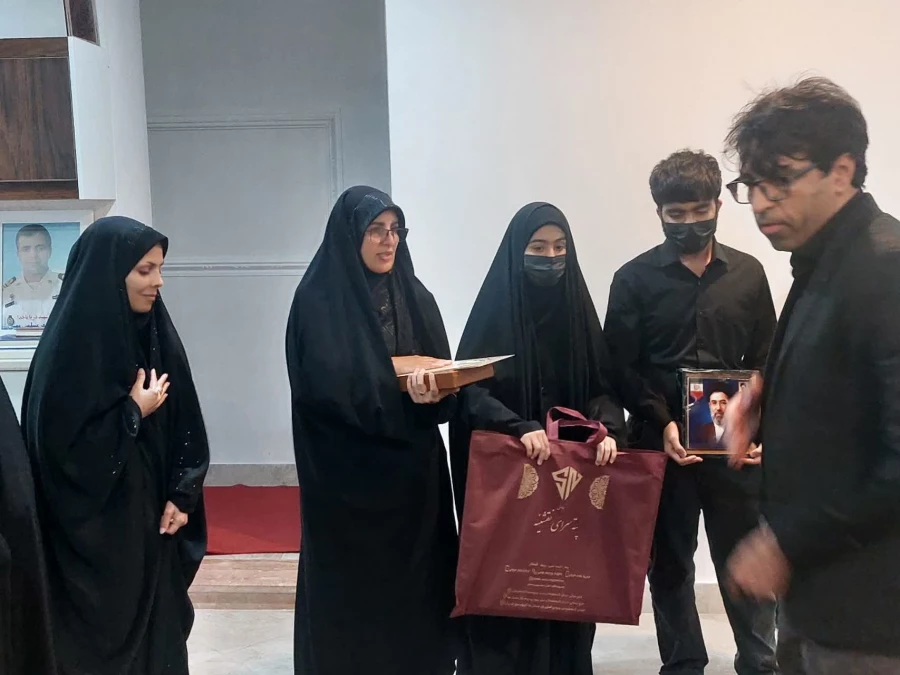روسای دانشگاه های فرهنگیان استان کرمان و هرمزگان طی یک برنامه مشترک با حضور در خانه شهید ناخدا اصغر مسلمی مهنی با اعضای خانواده شهید و فرزند دانشجو معلم ایشان خانم فاطمه مسلمی مهنی دیدار کردند. 3