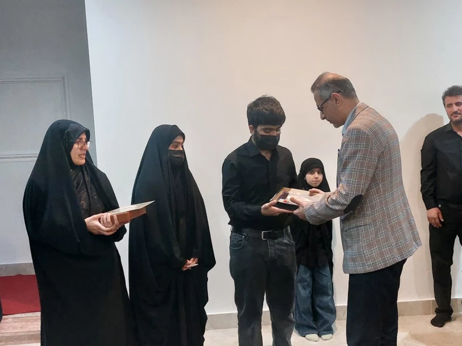 روسای دانشگاه های فرهنگیان استان کرمان و هرمزگان طی یک برنامه مشترک با حضور در خانه شهید ناخدا اصغر مسلمی مهنی با اعضای خانواده شهید و فرزند دانشجو معلم ایشان خانم فاطمه مسلمی مهنی دیدار کردند. 4