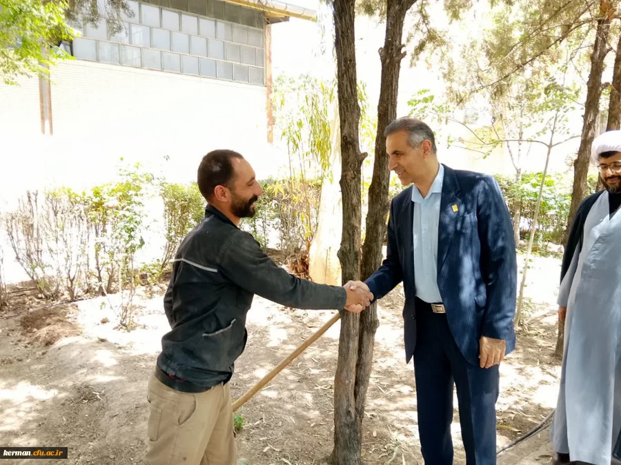 بازدید میدانی رئیس دانشگاه فرهنگیان کرمان در هفته کار و کارگر از فضای فیزیکی دانشکده علوم تربیتی 4