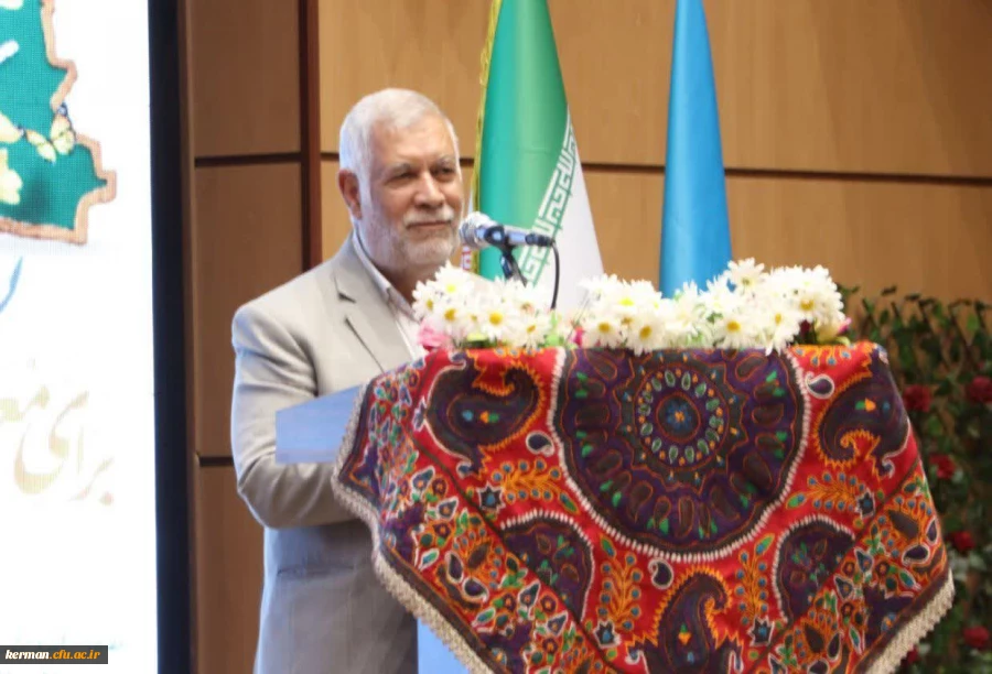  نخستین کار در ارتقا جایگاه فرهنگیان در جامعه، دانشگاه فرهنگیان است که در شان معلمان نیست و حتما باید ارتقا یابد. 2